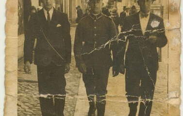 W środku: Jan Grabarski, ur.1914 r. w Turzynie. Prawdopodobnie w dniu ukończenia szkoły podoficerskiej. W tle widoczna ul. Gdańska 62 w Bydgoszczy. Z archiwum Barbary Bagnerowskiej