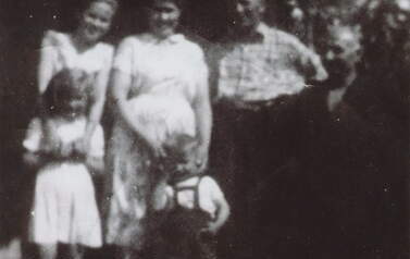 Rodzina Szpotańskich na ganku poniat&oacute;wki, ok. 1960 r. Z archiwum Zuzanny Szpotańskiej-Czyżo