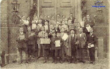 Ch&oacute;r Seminarium w 1925 r. Jan Maniak na dole drugi z prawej. Z archiwum Andrzeja Maniaka 