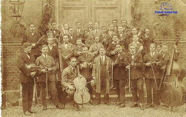 Orkiestra seminarium 15.10.1925 r. Jan Maniak 2gi od lewej w środkowym rzędzie. Z archiwum Andrzeja Maniaka 