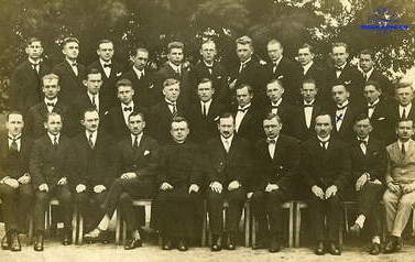 Absolwenci Seminarium Nauczycielskiego z 1926 r. Jan Maniak zaznaczony krzyżykiem. Z archiwum Andrzeja Maniaka