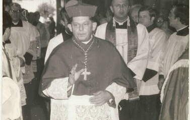 Prymas J&oacute;zef Glemp wchodzi do kościoła farnego w Kcyni. Fot. Piotr Makarewicz 