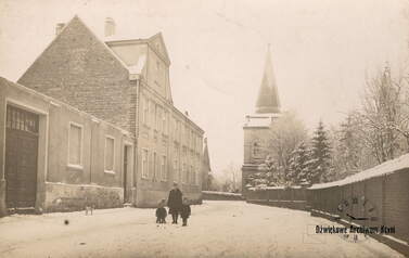 Zimowa Kcynia, 1930 r. Widoczna dzwonnica przed Farą oraz wieża kościoła ewangelickiego. Z archiwum Barbary Sobowiec 