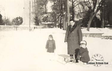 Zimowa Kcynia. Styczeń 59 r. W tle (w centrum) widoczna bryła kościoła ewangelickiego. Z archiwum Barbary Sobowiec 