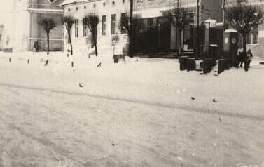 Napis na odwrocie fotografii: Widok sprzed naszego domu na Kości&oacute;ł Poklasztorny, styczeń 59 r. Z archiwum Barbary Sobowiec 