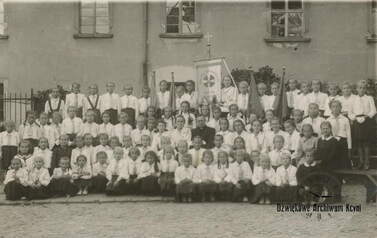 Krucjata eucharystyczna z ks. Klutem, 1949 r. W tle widoczne zabudowania poklasztorne. Z archiwum Adama Pezackiego 