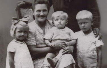 Monika i Kazimierz Budzińscy z dziećmi: Bożeną, Ryszardem i Bogdanem, 1948 r. 