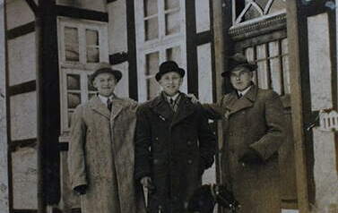 Bracia J&oacute;zef i (z lewej) i Kazimierz (z prawej) Budzińscy, najprawdop. w czasie II wojny św. W środku nieznana osoba