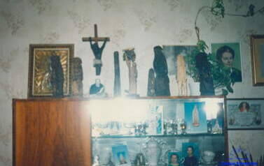 Drewniane rzeźby autorstwa Stefana Boguszyńskiego. Zdjęcie z archiwum Stanisława Pilarskiego 