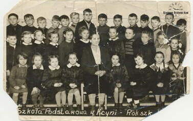 Szkoła Podst. w Kcyni, klasa II a. Rok szkolny 1959/60. Z archiwum Wiesławy Łaszkiewicz 