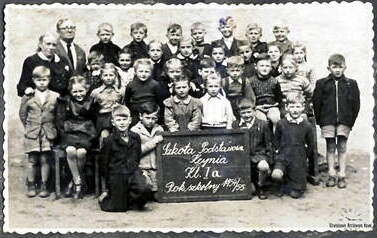 Szkoła Podst. w Kcyni, klasa I a. Na zdjęciu nauczyciele: Andrzejewska, Erdmann. Rok szkolny 1954/55. Z archiwum Stanisława Pilarskiego 