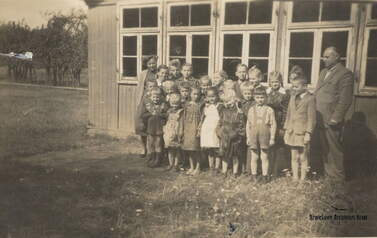 Szkoła podstawowa w Dębog&oacute;rze. Klasy I, IV, V. 09.1956 r. Z archiwum Krystyny Kowalskiej 