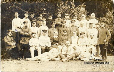 Lazaretgarnizon w Jeleniej G&oacute;rze, 1915 r. Stanisław Jedwabny 1szy z lewej (stoi)