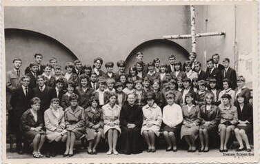 Zakończenie lekcji religii w LO, 1.06.1966 Ks. Eugeniusz Barełkowski. Z archiwum Ewy Niespodzianej