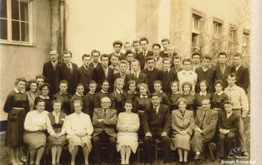 Rok 1958, 11 kl a,b P. Pilarska, Czarnecka, Dulka, Dyr. Zalski, Grochowska, Pałasz, Szpringier, Hercyk. Z archiwum M. Krzyżanowskiej