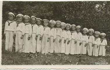 Dzieci z ochronki w Kcyni, ok. 1946-47 r. Z archiwum A. Oratowskiej
