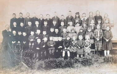 Szkoła powsz. w Srebrnej G&oacute;rze, 1927 r. Z archiwum Anny Wadzińskiej 