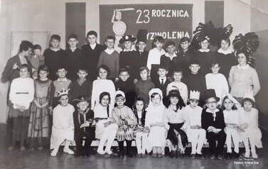 Choinka szkolna. Za dziećmi napis: 23 rocznica wyzwolenia. Z archiwum Anny Wadzińskiej