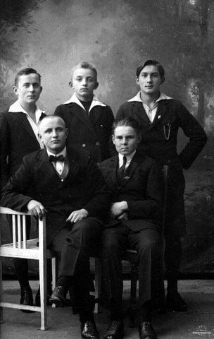 Stojący pierwszy z prawej Klemens Hartwich. Z archiwum Zdzisława Hartwicha