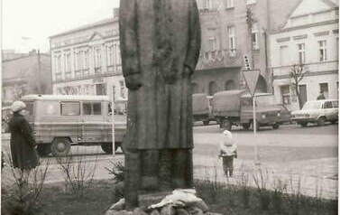 Rzeźba gen. K. Grudzielskiego autorstwa S. Boguszyńskiego. Z archiwum Henryka Wesołowskiego