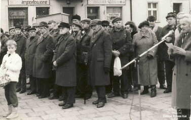Odsłonięcie rzeźby gen. K. Grudzielskiego. Przemawia Franciszek Hylla. Z archiwum Henryka Wesołowskiego