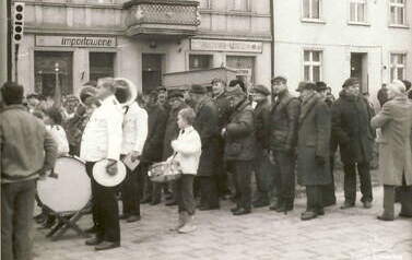 Odsłonięcie rzeźby gen. K. Grudzielskiego w 1988 r. Z archiwum Henryka Wesołowskiego