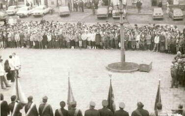 Odsłonięcie rzeźby gen. K. Grudzielskiego w 1988 r. Z archiwum Henryka Wesołowskiego 