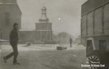 Pierwszego maja 1985 r. w Kcyni spadł śnieg i poch&oacute;d nie odbył się. Z archiwum Eugeniusza Hodany 
