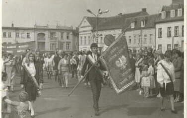 1988 r. Ostatnia defilada - defiluje poczet sztandarowy LO Piasecka, Piotrowski, Polewczyńska, cała tr&oacute;jka ukończyła wyższe studia. Z archiwum St. Pilarskiego 