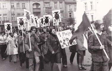  Grupa uczni&oacute;w LO z transparentami wyrażającymi protest przeciwko bombie atomowej, 1.05.1978 r. Ze zbior&oacute;w LO w Kcyni 
