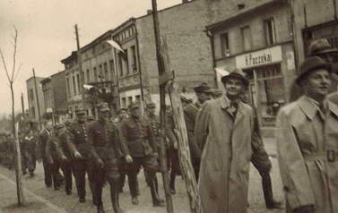 Koniec lat 40-tych. Na pierwszym planie, patrzący prosto w obiektyw p. Wojciech Jaszczak. Z archiwum Anny Jędrzejewskiej 