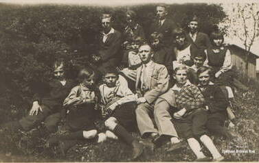 Napis na odwrocie: Pamiątka z Malic, w ogrodzie u pp. Zawickich, kl. VII, 1930. Z archiwum Zbigniewa Prusaka 
