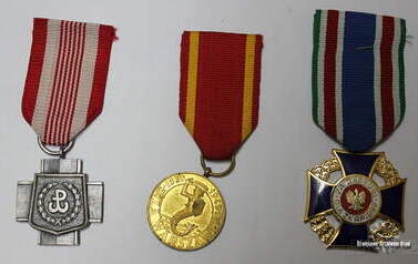 Odznaczenia Henryka Kozłowskiego - od lewej: krzyż Armii Krajowej, medal za Warszawę, krzyż za zasługi da Związku Kombatant&oacute;w RP i byłych więźni&oacute;w politycznych. 