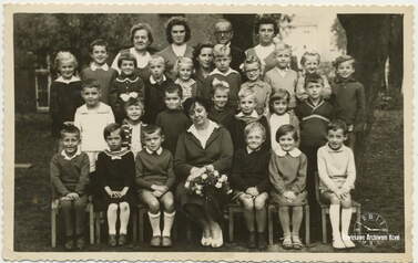 Początek nowego roku szkolnego, 1sza klasa, w dolnym rzędzie Bronisława Leitgeber. 3.09.63 r. Z archiwum Anny Oratowskiej