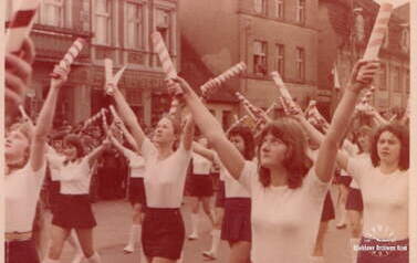 Poch&oacute;d pierwszomajowy w 1975 r. Z archiwum Ewy Borkowskiej 