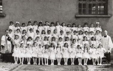 Pierwsza komunia św. 4.06.1967 r. Na zdjęciu z lewej ks. Kazimierz Sojka oraz z prawej ks. Barełkowski. Z archiwum Ewy Borkowskiej 