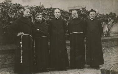 Podpis na odwrocie: Pamiątka misji św. w parafii Kcyńskiej, od dnia 19.VI. do dn. 28.VI.1937 roku. Ksiądz Czesław Koczorowski (1szy z prawej). W środku ks. proboszcz Paweł Pękacki. Z archiwum Brygidy Prus 