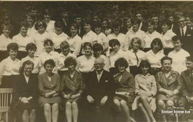 Stanisława Pilarska siedzi 2. od prawej w dolnym rzędzie, 1966 r., XI b. Z archiwum Stanisława Pilarskiego 
