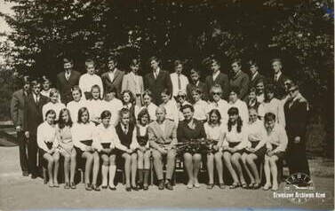 Zakończenie roku szkolnego w LO I a 1970 i 25-lecie pracy pedagogicznej. Stanisława Pilarska z kwiatami. Z archiwum Stanisława Pilarskiego