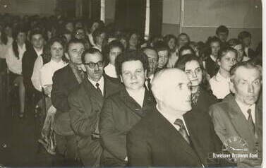 Wręczenie sztandaru LO w Kcyni, listopad 1971 r. Stanisława Pilarska w drugim rzędzie 1. z lewej. Z archiwum Stanisława Pilarskiego