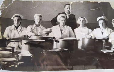Pracownice kuchni restauracji "Popularna" w Kcyni, rok 1958. Z archiwum śp. Czesławy Mikołajczak