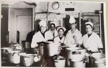 Pracownice kuchni restauracji "Popularna" w Kcyni, rok 1958. Z archiwum śp. Czesławy Mikołajczak