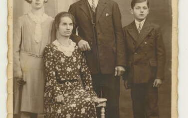 Dziadek Leon Budzyński z siostrą Heleną i rodzicami Katarzyną i Janem. Francja ok. 1928-30. Z archiwum Doroty Karzyckiej 