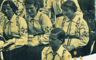 Kobiety - działaczki społeczne. Napis na odwrocie: Kolonie letnie 1938. Profesor przy wykładzie. Z archiwum Wiesławy Paszkiewicz 