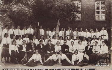 Członkinie Stowarzyszenia Młodych Polek, 3.06.1934 r. Na zdjęciu m.in. Halina Skrzypczak (z d. Bethke), Wołyńska (żona dentysty), Teske, Stencel, Adela Braunek (z d. Luranc), Jedwabna (żona lekarza), Zagrocka (żona adwokata), Jagodzińska, Sobczyńska. 