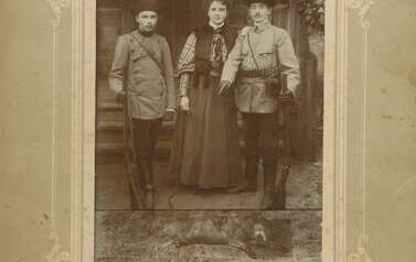 Stanisław, Klara Kaźmierczakowie i praktykant z zabitym wilkiem, 1905 r.