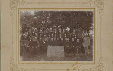 Towarzystwo Robotnik&oacute;w Katolickich Rynarzewo, 1908. W dolnym rzędzie 1szy od lewej siedzi Konstanty Jabłoński 