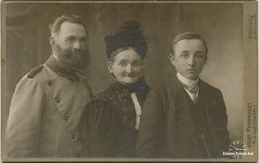 Feliks Jabłoński (z prawej) z rodzicami: Konstantym i Anną. Ok. 1910. 