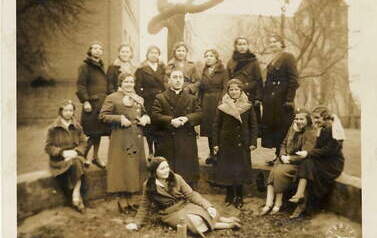 Stowarzyszenie Młodych Polek, zastęp "Szarotek" z ks. Franciszkiem Jędrzejewskim na terenie b. Seminarium Nauczycielskiego, 11.03.1934 r. Z archiwum Stanisława Pilarskiego 