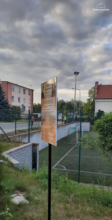 Tablica informacyjna poświęcona T. Pietrykowskiemu